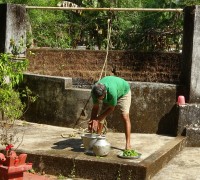 Le père de Ganesh récolte de l'eau de puits!
