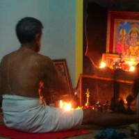 Le père de Ganesh lors de son rituel matinal