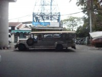 Un "jeepney", un Jeep modifié pour faire du transport en commun.