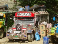 Un Jeepney prêt à partir, un petit philippin dans les tuyaux sur le toit!