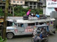 Un Jeepney et un tricycle, le transport en commun aux Philippines