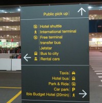 Dernière ligne du panneau, à l'aéroport d'Auckland, l'hôtel Ibis suggère à ses clients de marcher 20 minutes avec leurs valises!
