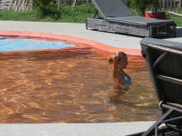 La "bloggeuse" dans la piscine orange!