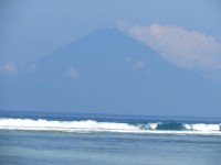 Derrière, sur Bali, l'Agung qui culmine à plus de 3000 m et dont la dernière éruption remonte aux années 60