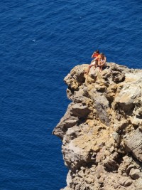 Au phare de Santorini, les téméraires.